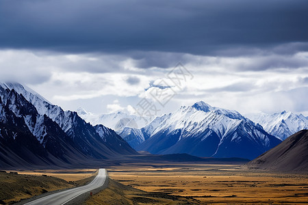 雪山和公路的自然风景图片