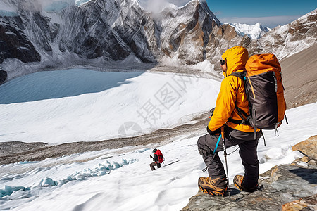 山中攀爬的登山者图片