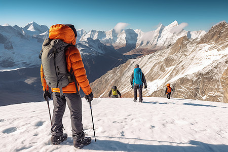 攀登雪山的登山者图片