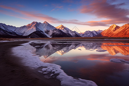 唯美雪山倒影日照金山的风景背景