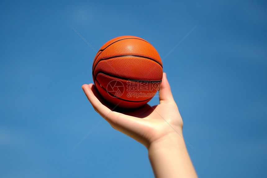 小手在天空下抓住篮球图片