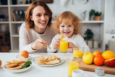 宝宝吃早餐母亲为女儿制作早餐背景