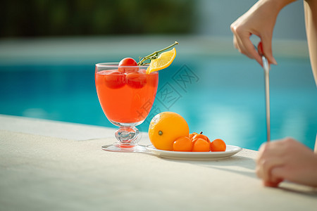 泳池边的水果和果汁图片