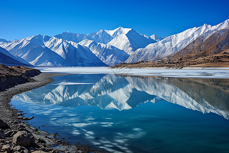 大山旁的美丽雪景图片