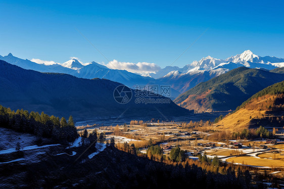 群山连绵环绕的山谷图片