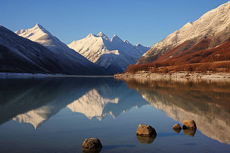 冬天雪白的山峰图片