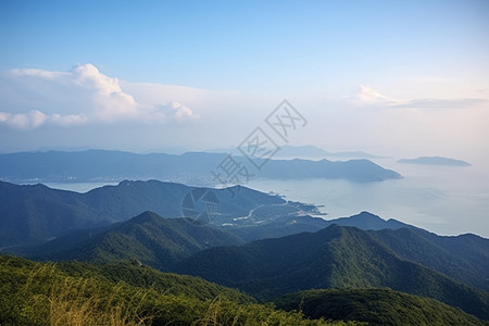 云层下的山脉图片