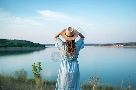 站在湖边的女人图片