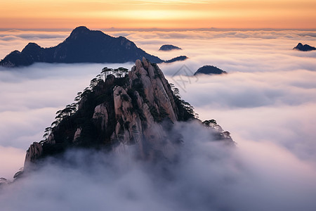 云海中的山峦图片