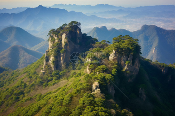 山顶的景色图片