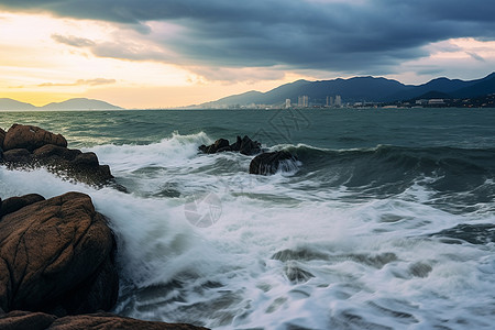 海面上的浪撞击石头图片