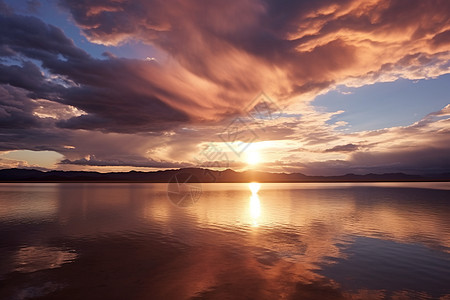 日落映射在湖面图片