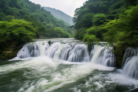 清澈溪水山上的瀑布景观背景