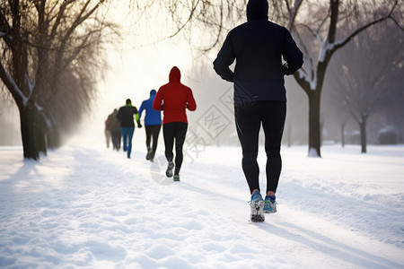 雪中跑步的健身者图片