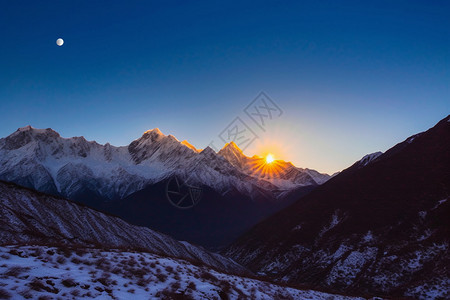 梅里雪山的自然景观背景图片