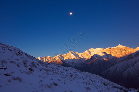 美丽的梅里雪山景观图片