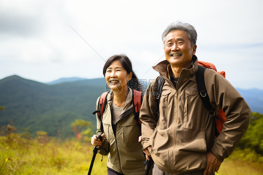 夏季老夫妇爬山锻炼图片