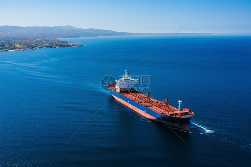货运轮船在大海上航行图片