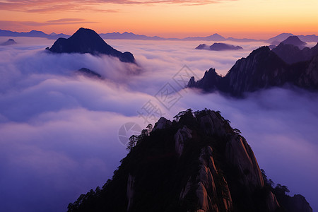 日出时户外山峰的云海图片