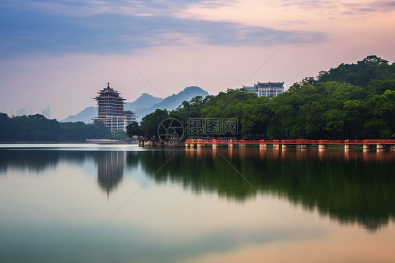 宁静的湖面和倒影图片