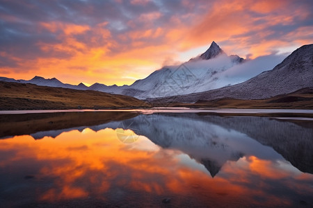 夕阳下的雪山图片