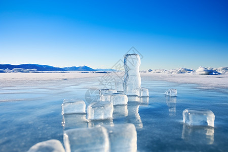 湖面上有很多冰块图片