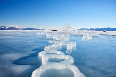 蓝色天空下的湖水图片