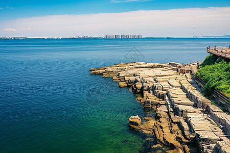 城市夏天的海景背景图片