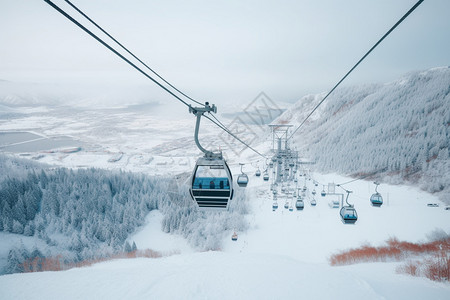 户外滑雪场的缆车图片