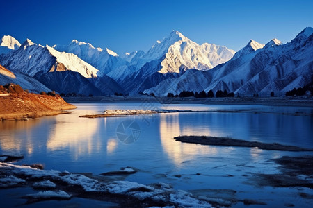 冬季美丽的雪山背景图片