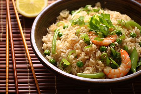 餐盘中的青豆虾仁炒饭图片