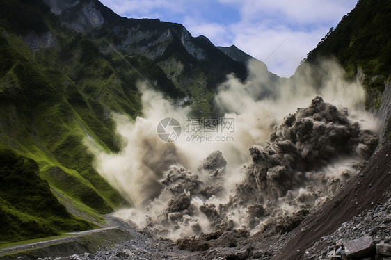 泥石流山体滑坡道路破坏图片