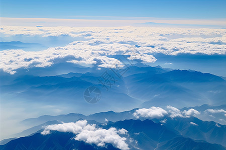 山峰上的云端图片