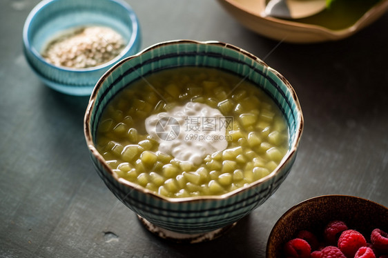 餐桌上的一碗绿豆汤图片