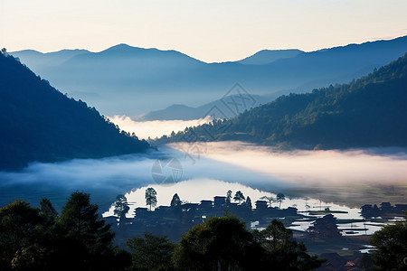 云层在大山深处飘过图片