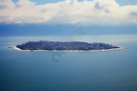 蓝色大海中央的岛屿背景