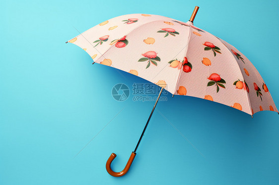 蓝色背景前的一把雨伞图片