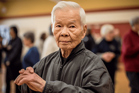 打太极拳的老年人图片