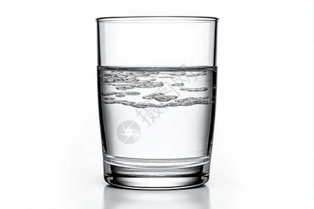 玻璃水杯中的清水图片