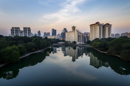 城市平静的湖面图片