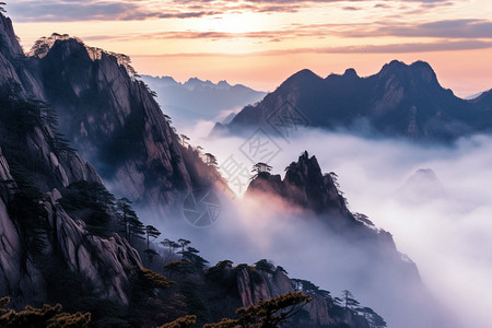 远处的云海山脉图片