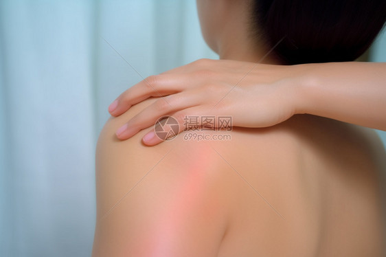 肩膀按摩的女人图片