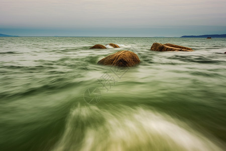 波涛汹涌的海面图片