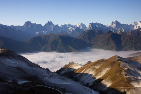 高耸的山峰图片