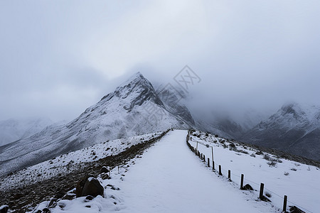 高耸入云的雪山图片