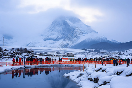 连绵起伏的雪山图片