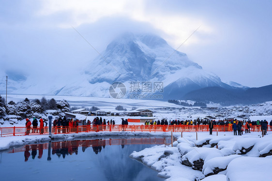 连绵起伏的雪山图片