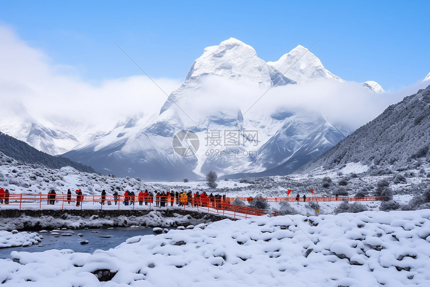 白雪皑皑的雪山图片