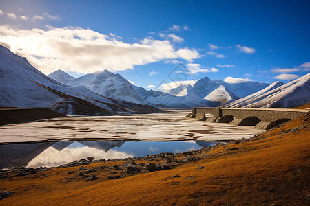 覆盖着雪的山高清图片