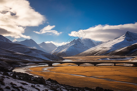 拉萨河的雪山图片